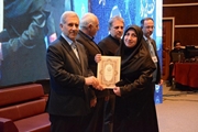 تقدیر از مدیر واحد پژوهش‌های بالینی بیمارستان نمازی به‌عنوان کارشناس پژوهشی برتر